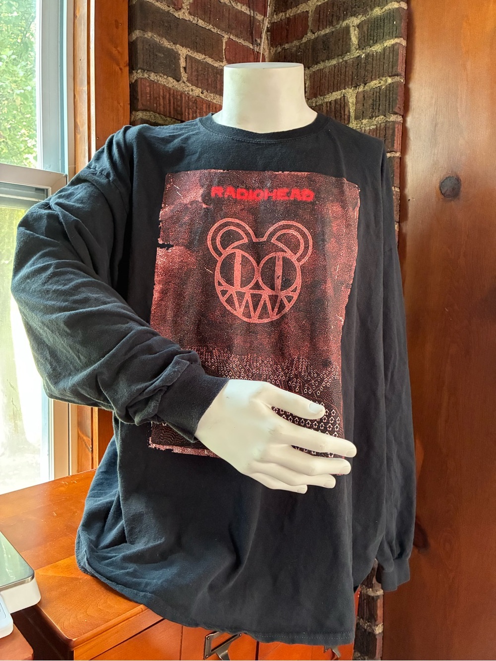 Gildan Black Long-Sleeve Radiohead Graphic Tee with Red Print